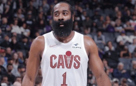 哈登上半场13投仅3中，三分4中1得到7分2篮板2助攻