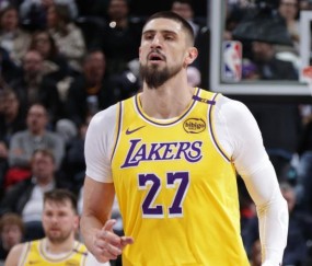 kaiyun-浓眉交易后遗症凸显！湖人中锋羸弱拖累东詹冲冠？