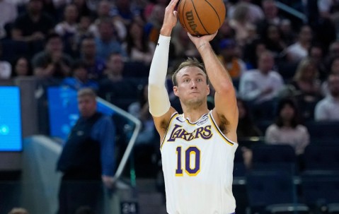 云开体育官网-三分命中率联盟第一！肯纳德成湖人最大惊喜 东契奇鼓励他多出手